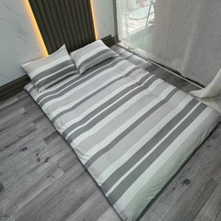 Ga khóa kéo bọc 2 mặt nệm topper chất vải đũi mềm mịn không bị xù lông.