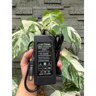 Sạc pin Li-ion 5S, 21V - 3A, có quạt làm mát và đèn báo đầy.