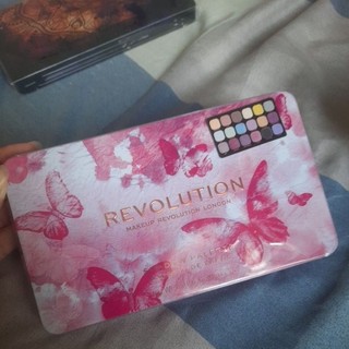 Bảng phấn mắt Makeup Revolution 18 màu.