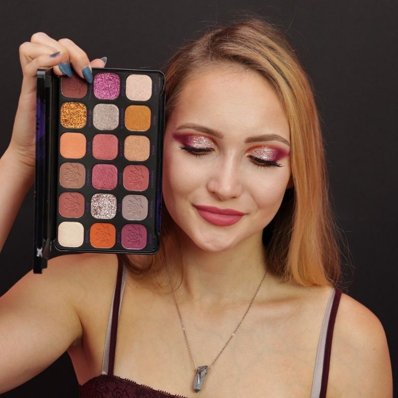 Bảng phấn mắt Makeup Revolution 18 màu