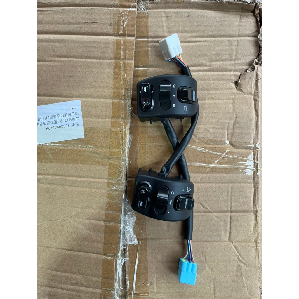 Công tắc xe điện vespa yadea odora s giá 1 cặp 2 bên