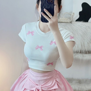 Áo croptop in hình 5 cái nơ màu hồng nhạt trước đủ màu ảnh thật