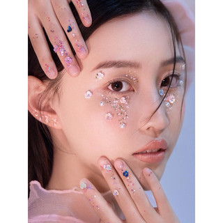Đá makeup đá dính mặt trang điểm mắt