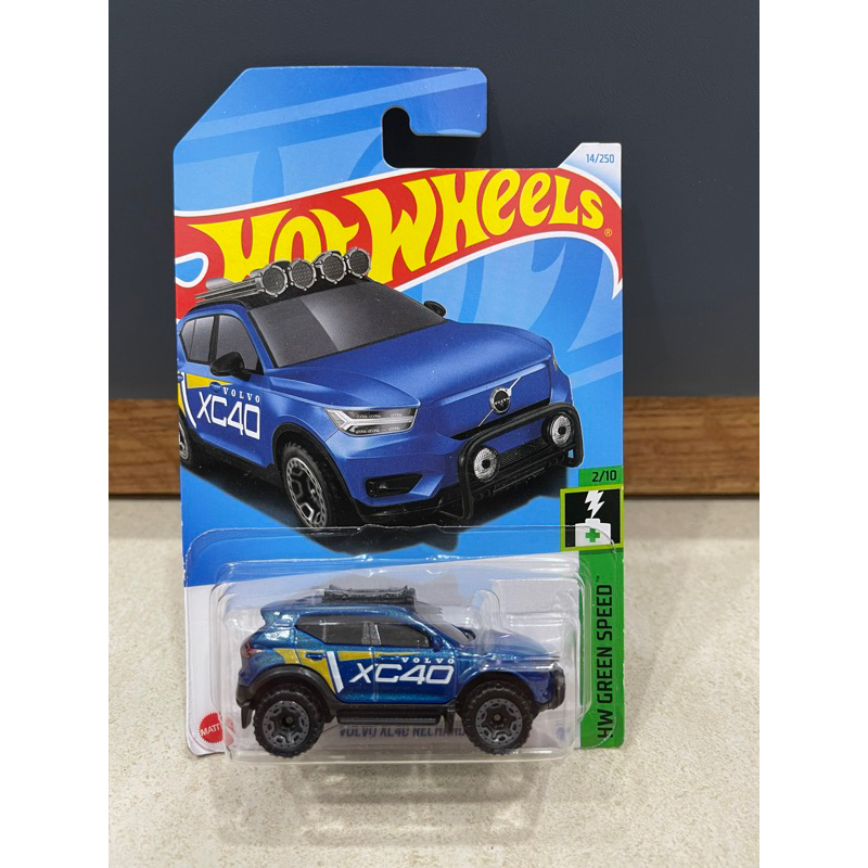 Xe mô hình đồ chơi cơ bản Hotwheels 1:64 - Volvo XC40 Recharge
