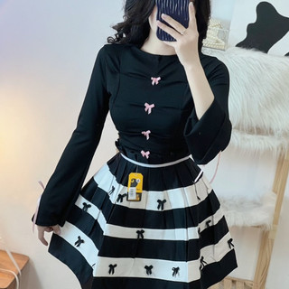 Áo thun gân tay dài loe xẻ đính nơ phối hàng nơ nhíu trước