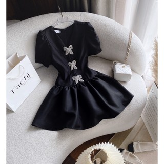 Đầm đen cổ v đính 3 nơ đá xòe phồng