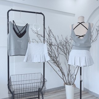 Set 3 món xám đen: áo ba lỗ xám đậm cổ xẻ v rộng + áo bra đen chéo dây lưng + chân váy xám nhạt xếp ly