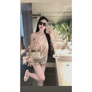 Áo thun LV 2 màu đen be xinh mẫu mới cập bến bẹt vai không có dây kéo nha