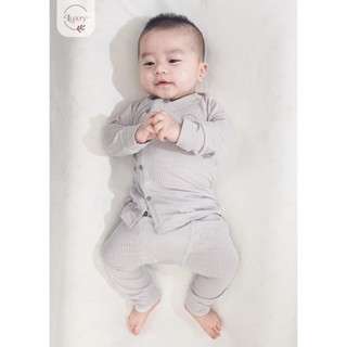 Bộ quần áo Dài Tay Cài Lệch Luxry với thiết kế vạt chéo đáng yêu cho bé sơ sinh