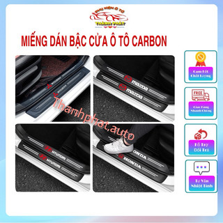Bộ 4 miếng dán chống trầy xước bậc cửa xe hơi ô tô sợi carbon có logo theo hãng.