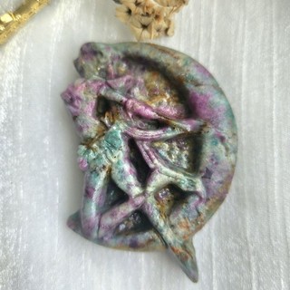 đá ruby fuchsite hình sailor moon