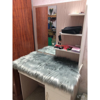 Thảm lông mịn màu xám tro trải bàn trang điểm - decor nhà cửa