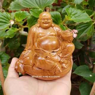 Tượng phật di lặc ngồi bị để ô tô bằng gỗ