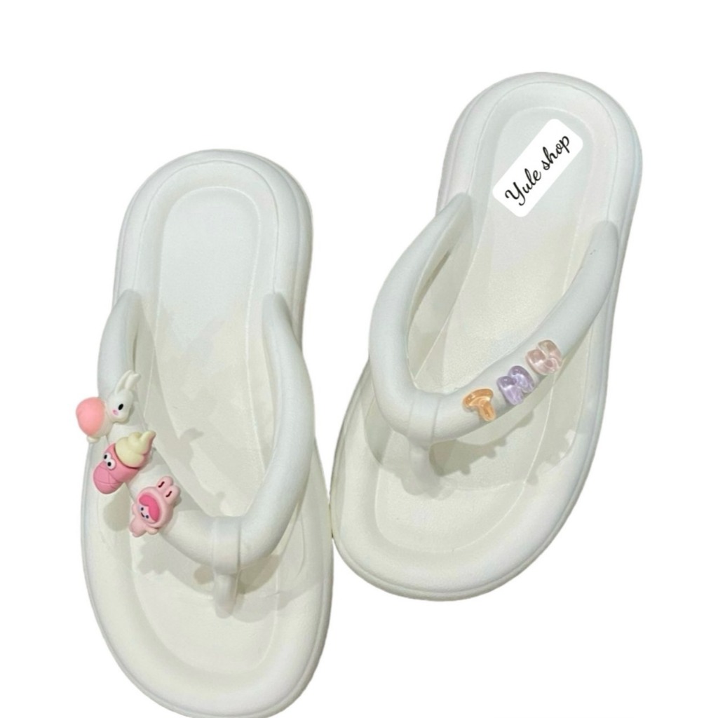 HÀNG QC SẴN  2025 Phong Cách Mới Flip-Flops dép tông xỏ ngón xốp  ( đính kèm charm Chữ theo yêu cầu )