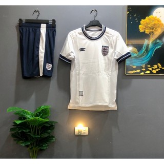Anh trắng cổ xanh quần than umbro