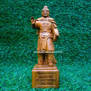 Tượng hoàng đế Quang Trung Nguyễn Huệ bằng gỗ thơm