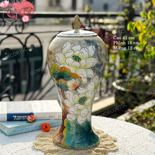 Bình hoa gốm sứ Bát Tràng có nắp dáng ly chân dài cao 41 cm vuốt tay vẽ 3D thủ công hoa sen trắng