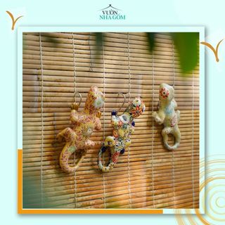 Thú gốm tắc kè,  khắc các hoạ tiết trang trí, dùng đinh để đính kèm lên tường _ Vườn Nhà Gốm