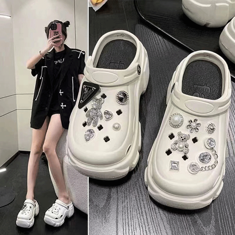 Dép sục nữ cross đế bằng, sục crocs bit mũi tặng kèm charm gấu Bearbrick độn đế cao 6cm, SAKI