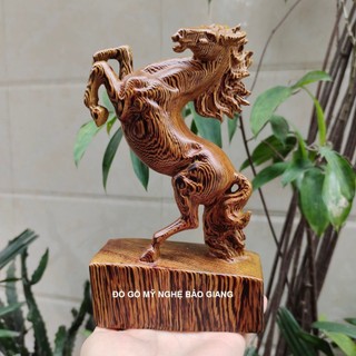 Tượng con ngựa gỗ mun đuôi công cao 20 cm