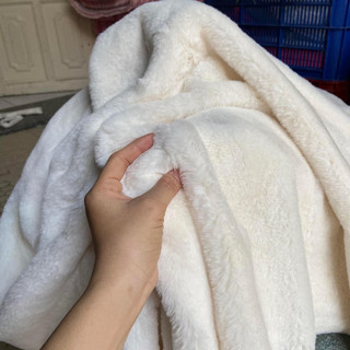 Thảm lông trải tủ điện thoại , trải kệ tủ màu trắng kem