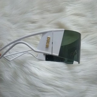 Kính si hiệu DIOR