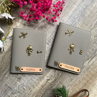 Túi đựng hộ chiếu màu xám retro đẹp, miễn phí khắc tên, dán charm thoải mái theo style của bạn. Chất da đẹp, ship nhanh.