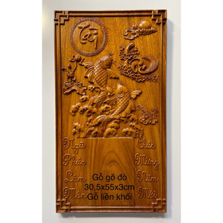 Đốc lịch gỗ Cá Chép Tài Lộc bằng gỗ liền khối, kích thước: 30,5x55x3cm. Sơn PU cao cấp giữ nguyên màu gỗ.