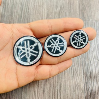  TEM Logo tròn huy hiệu Yamaha chất liệu nhôm có sẳn keo dán mặt nạ đuôi rùa bửng xe Exxciter Sirius Jupiter 