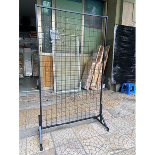 Kệ treo phụ kiện kèm 20 móc mạ inox, Khung lưới có chân đứng kèm móc
