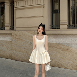 [COLIN CLOTHING] Đầm bí ngắn nữ sát nách khoét lưng sâu