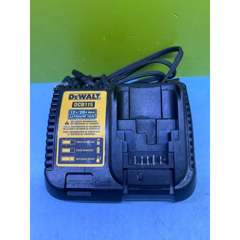 Sạc pin Dewalt Dcb115 cũ ( sạc mỹ lên điện 220v )