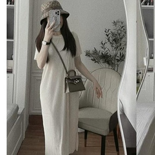 Váy xuông cổ tròn xếp ly màu sắc trẻ trung