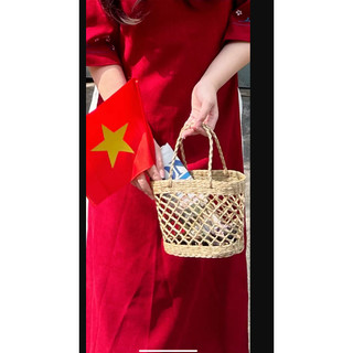 Làn cói bé đan mắt cáo ngây thơ