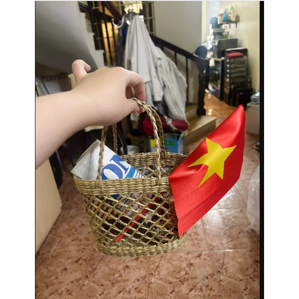 Làn cói bé đan mắt cáo ngây thơ