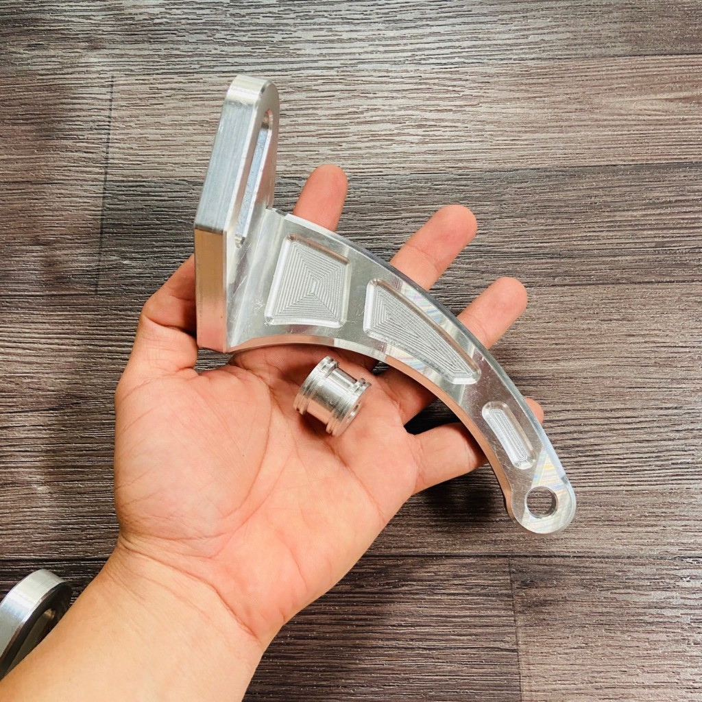 Bát giữ má đùm CNC sử dụng xuống thắng đùm cho gắp sau đĩa, gắp nhôm CNC xe EXCITER 2010, 2011, 150C