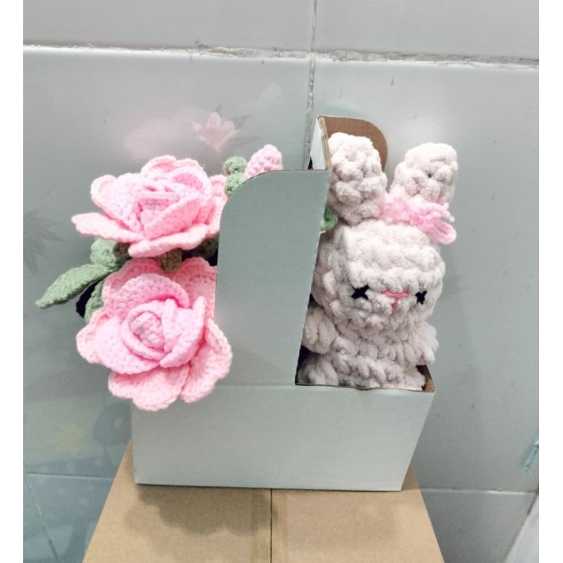 (combo quà tặng tiện lợi). hộp quà 2 ngăn hoa kèm thú len. Hoa hồng len, thỏ len nhung đũa