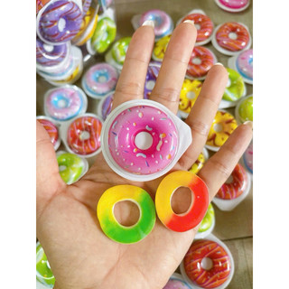 Một kẹo dẻo hình bánh donut