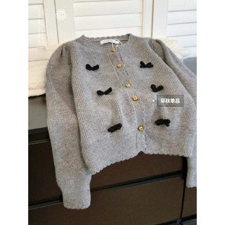  【Ảnh Thật shop_SẴN  Áo len nữ màu xám khuy vàng đồng phối nơ Áo len nữ Hàn 2025 new 