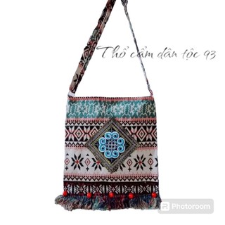 Túi đeo chéo thổ cẩm tua rua quả gỗ, size to