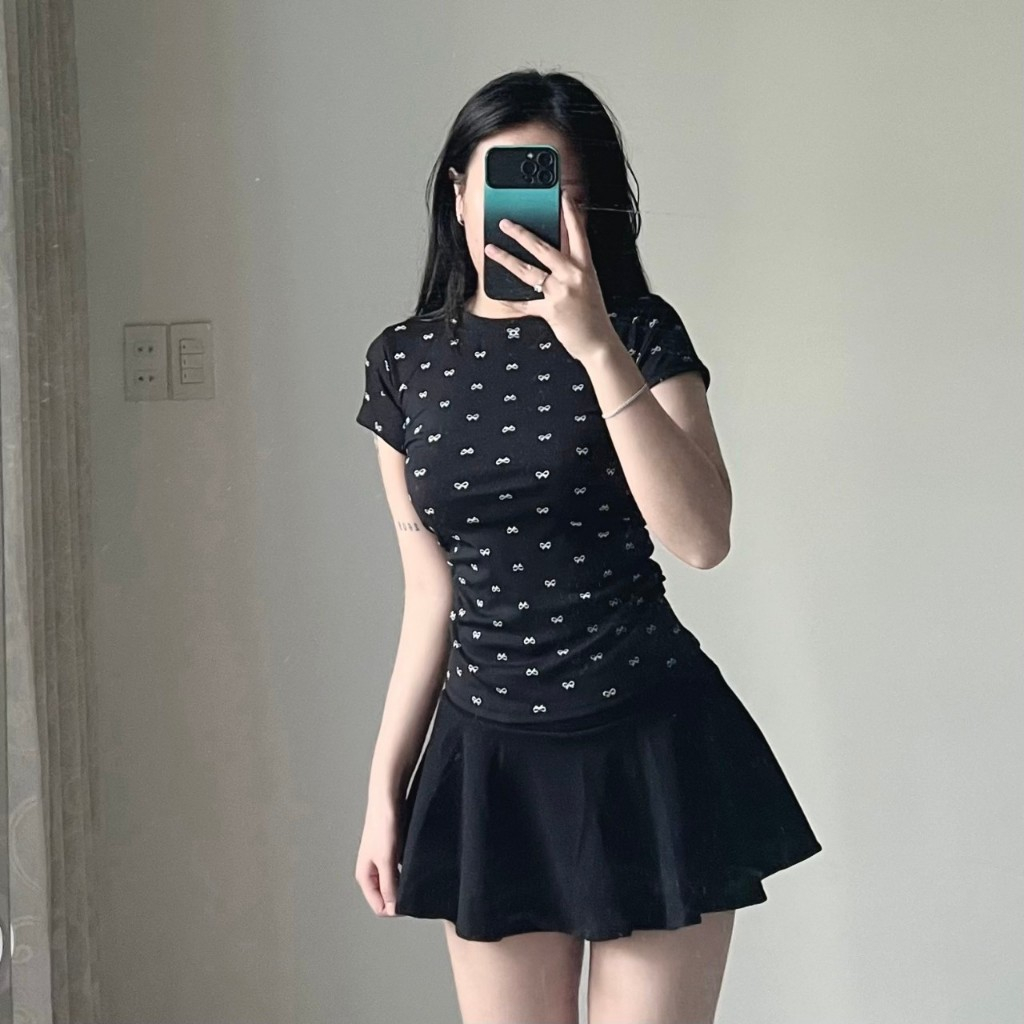 BARE_Áo thun cổ tròn ôm body in họa tiết nơ trẻ trung thiết kế nhún eo tôn dáng- A322