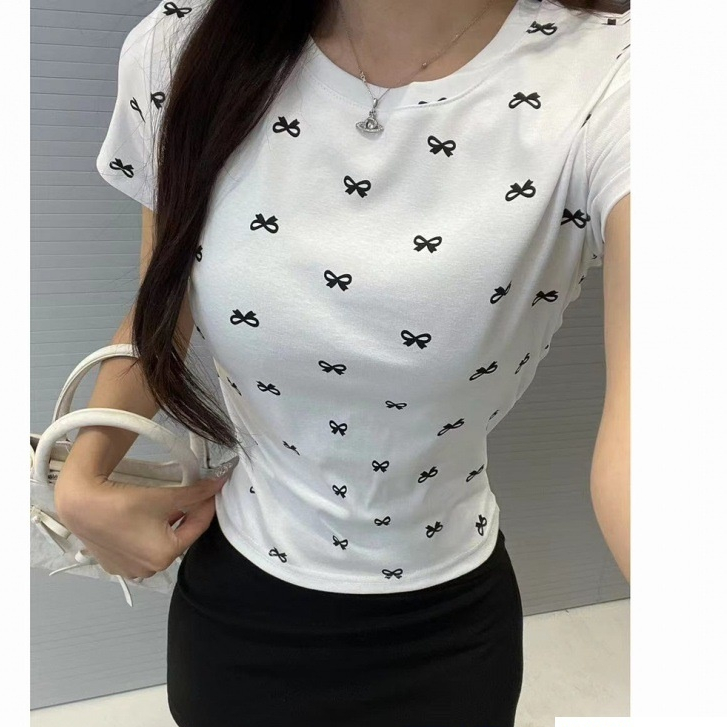 BARE_Áo thun cổ tròn ôm body in họa tiết nơ trẻ trung thiết kế nhún eo tôn dáng- A322