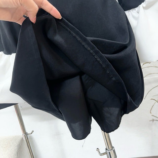 ĐẦM ĐEN TAY PHỐI TRẮNG
