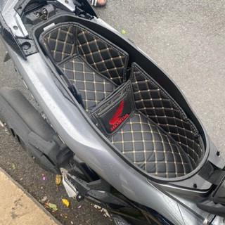 Có logo Hãng honda, Lót cốp da cho xe Honda Air Blade từ năm 2007 tới 2024, Có Túi da đựng giấy tờ.