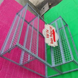 Kệ sắt V lỗ bậc thang khung V4x4cm ( 2 bậc_ 3 tầng kệ  bằng vỉ sắt lưới ô vuông)