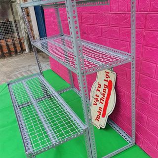 Kệ sắt V lỗ bậc thang khung V4x4cm ( 2 bậc_ 3 tầng kệ  bằng vỉ sắt lưới ô vuông)