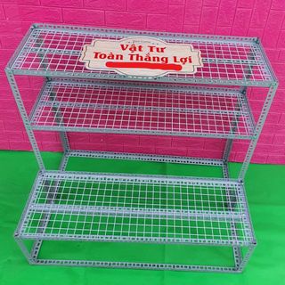 Kệ sắt V lỗ bậc thang khung V4x4cm ( 2 bậc_ 3 tầng kệ  bằng vỉ sắt lưới ô vuông)