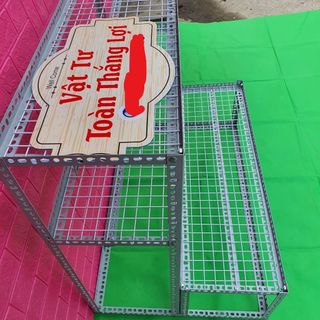 Kệ sắt V lỗ bậc thang khung V4x4cm ( 2 bậc_ 3 tầng kệ  bằng vỉ sắt lưới ô vuông)