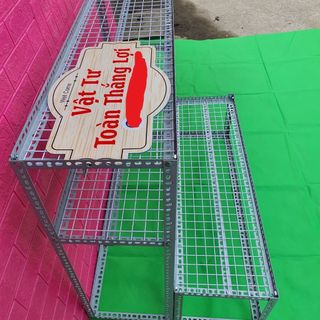 Kệ sắt V lỗ bậc thang khung V4x4cm ( 2 bậc_ 3 tầng kệ  bằng vỉ sắt lưới ô vuông)