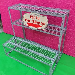 Kệ sắt V lỗ bậc thang khung V3x3cm ( 2 bậc_ 3 tầng kệ bằng vỉ sắt lưới ô vuông)